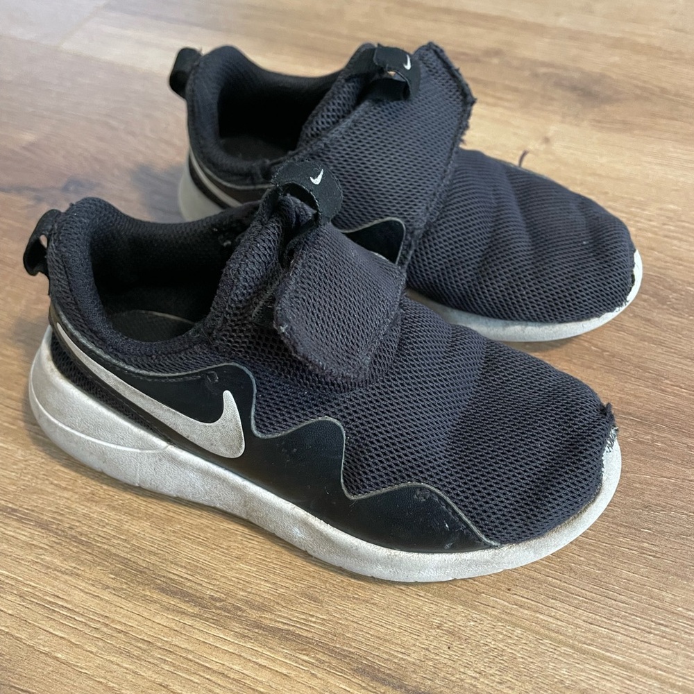 Nike Kids Black and White Toddler Velcro Sneakers Shoes Size 9